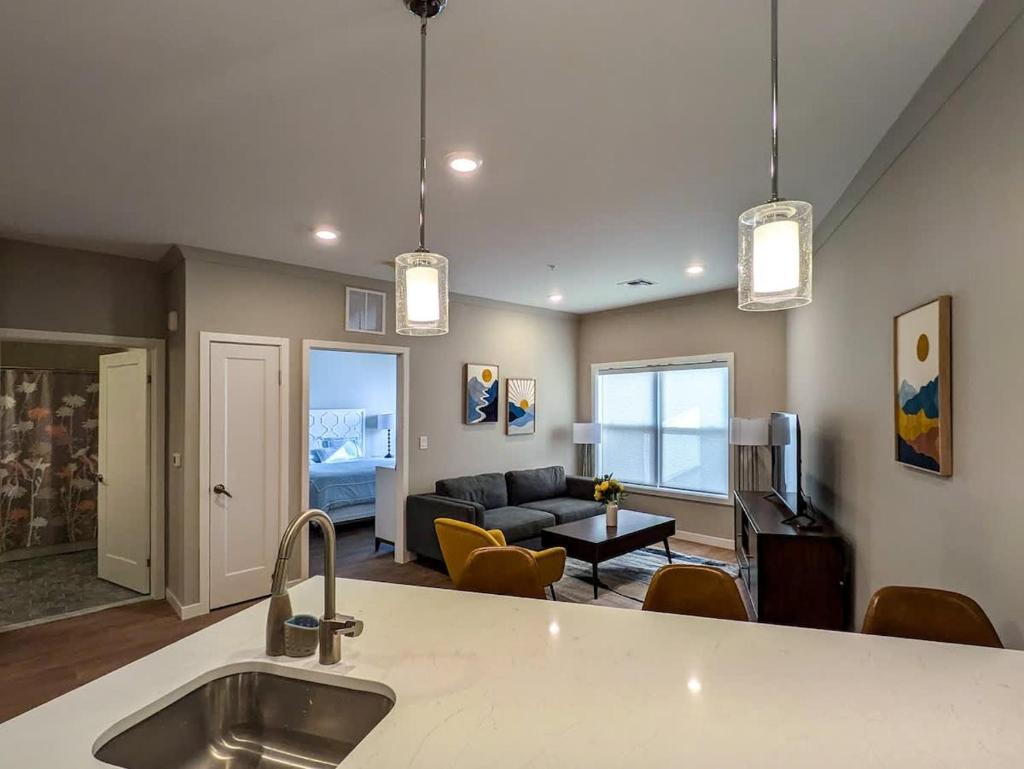 222 Brand New 2 Bedroom 1 KIT 2 BATH 1 Living image