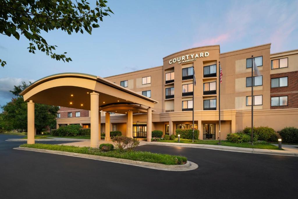 Courtyard by Marriott Richmond North image