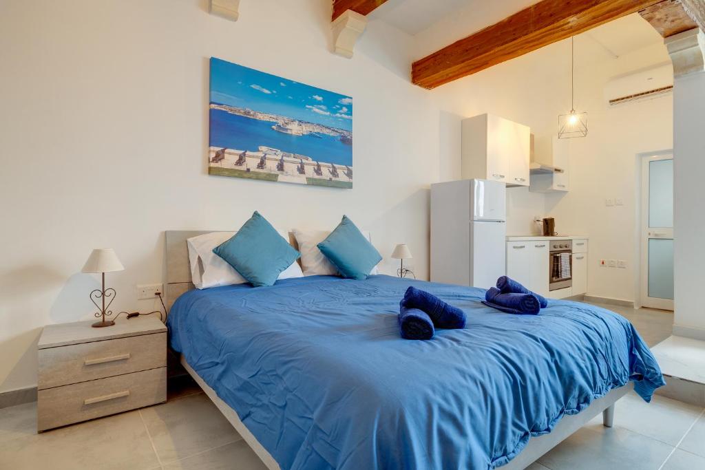 Charming Studio close to the Promenade - Tap to explore photos