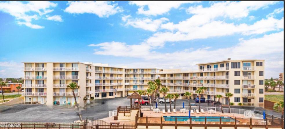 Superior beach studio with Pool Access and free parking image