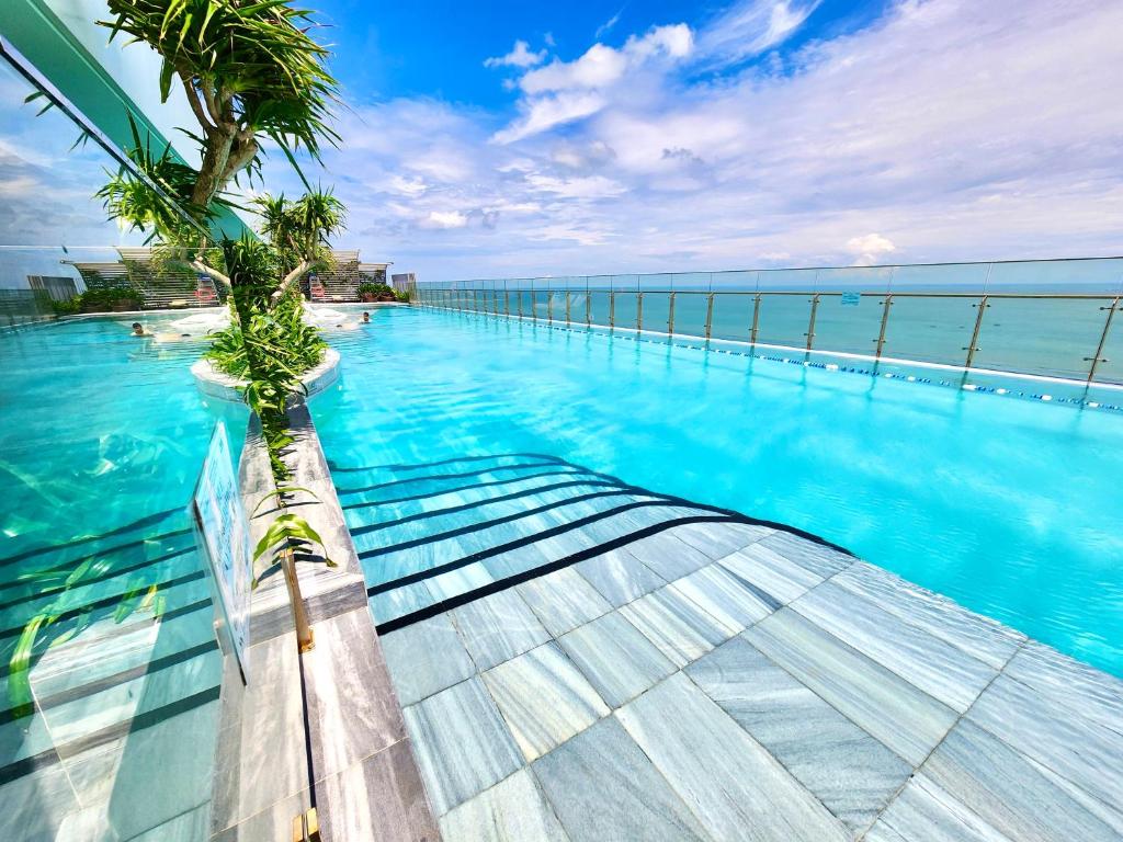 Oasis Suites - The Sóng, Infinity Pool & Gym, BeachFront
