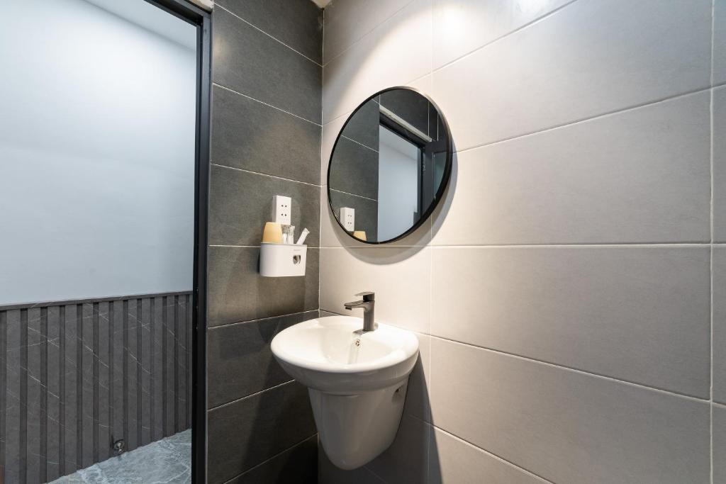 Super Cheap - Balcony & Netflix Studio - Bui Vien