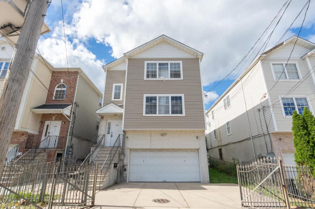 4 Bedroom-Airport Convient image