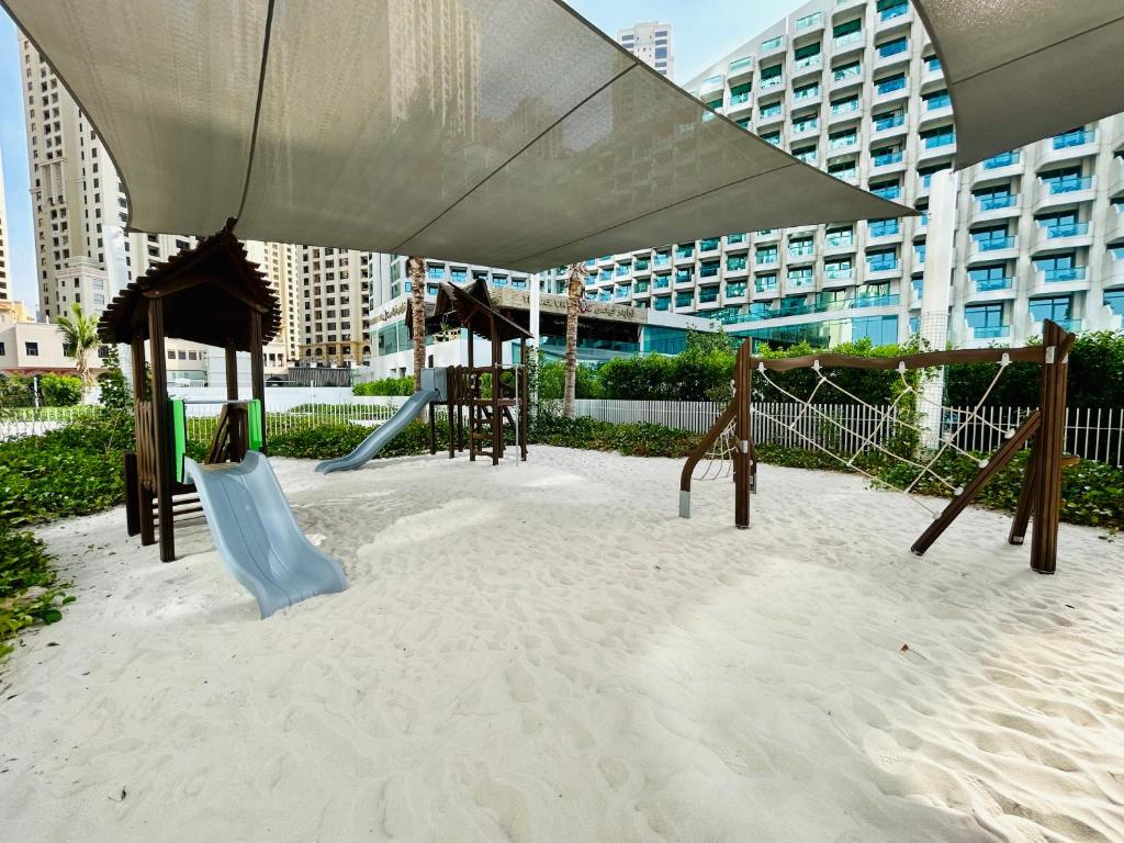 La Vie - 2 Bedroom Beachfront Full Sea View Apartment in JBR photo 3