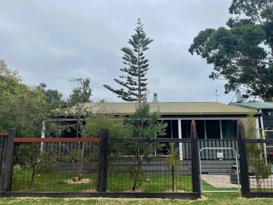 BLACK DUCK SHACK -Dog friendly -Red Rocks Beach photo 1