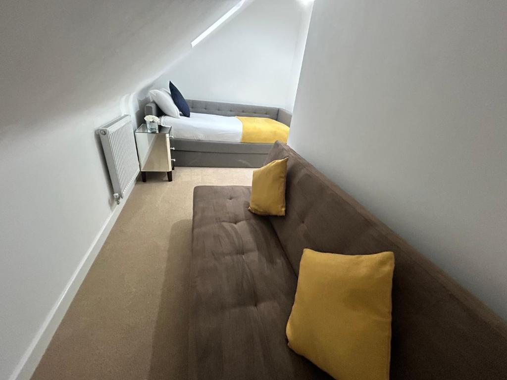 Kingsway House - Spacious 4 Bed Home From Home in Derby - Tap to explore photos