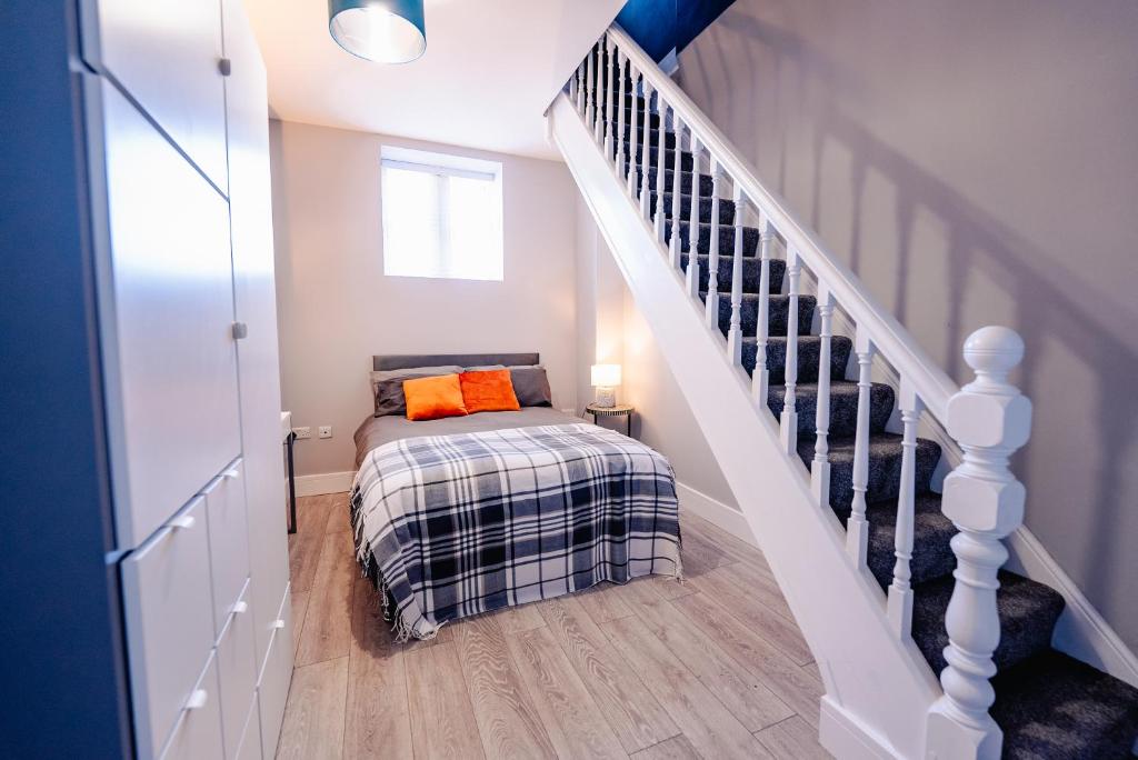 SPACIOUS & MODERN 3-BED & High Ceiling - Tap to explore photos