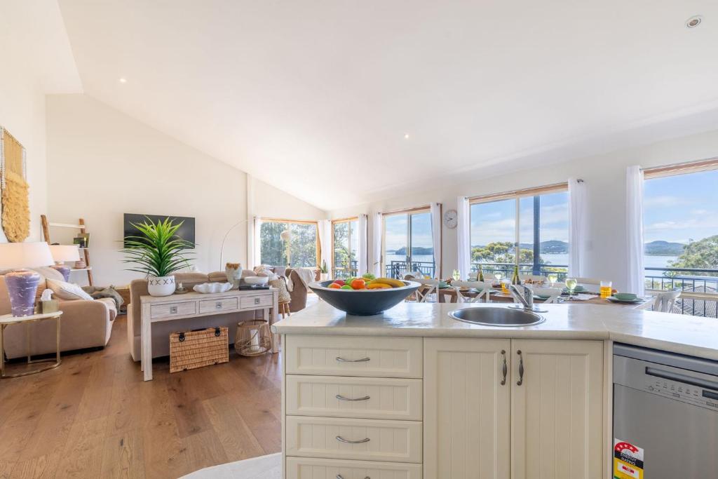 Wanda Up, 80 Randall Dr - spectacular views, aircon and Wi-Fi photo 4