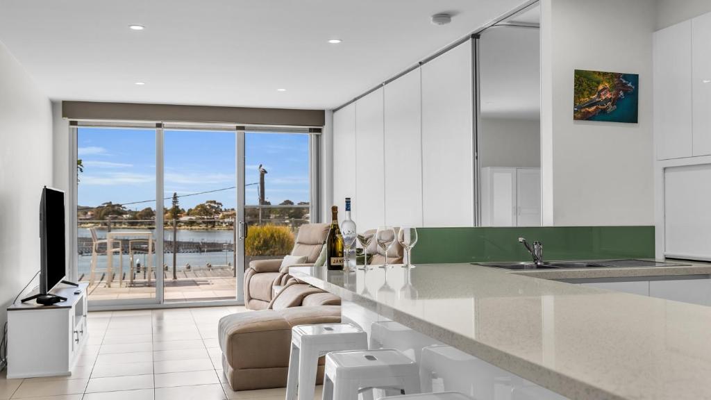 Waterfront On Market photo 2
