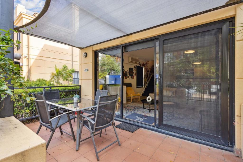 Spacious 3-Level Townhouse with Pool in Northbridge - Tap to explore photos