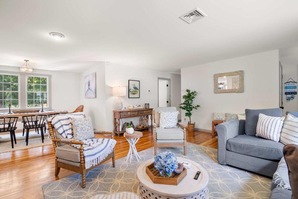 Newly Updated Home Close to Beaches - Tap to explore photos