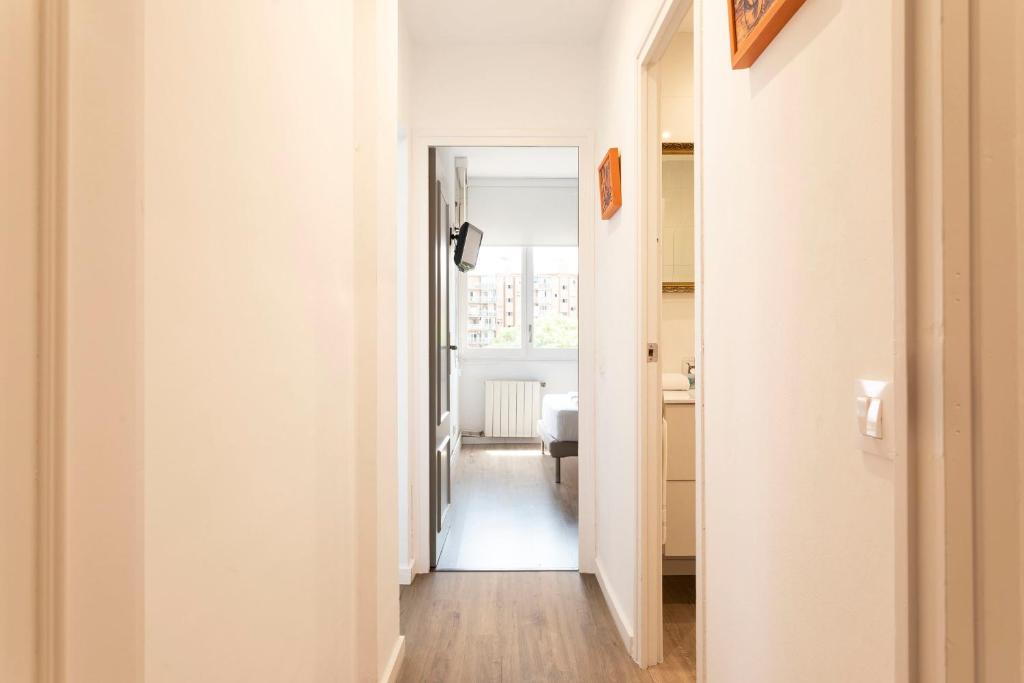 Cozy Apartment near Fira Gran Via with AC