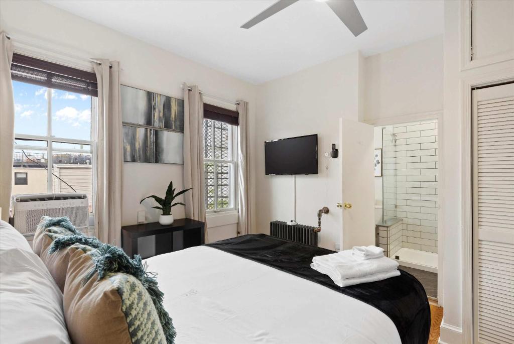 Chic 1-BR Loft Nestled Between Dupont & Logan - Tap to explore photos