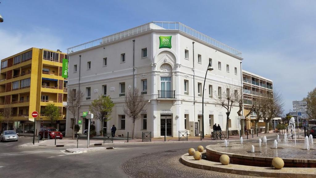 Ibis Styles Hy - Tap to explore photos