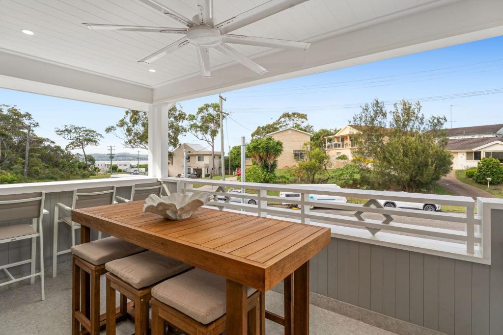 Paradise, 1-2B Bagnall Ave - water views, air con, Wi-Fi, Dog Friendly photo 3