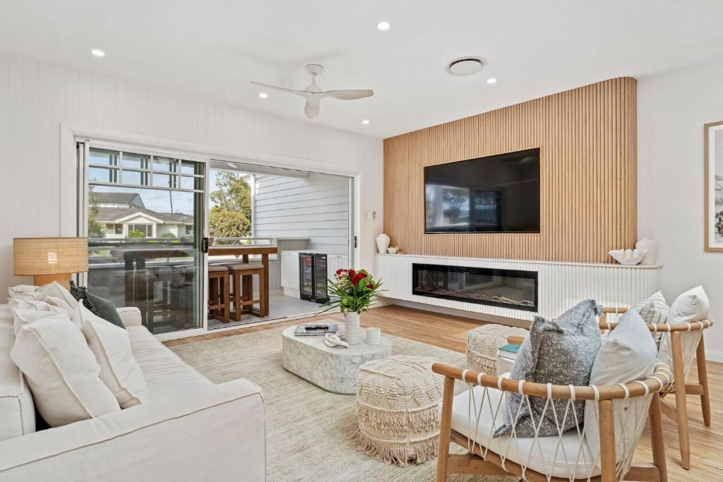 Paradise, 1-2B Bagnall Ave - water views, air con, Wi-Fi, Dog Friendly photo 4