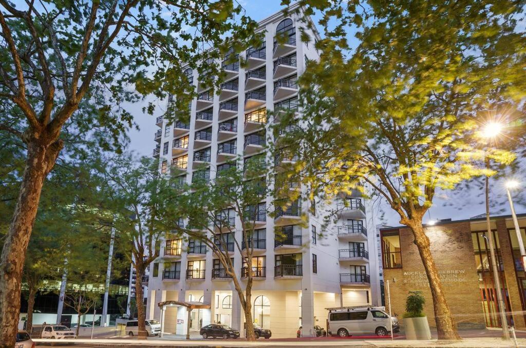 Free carpark, balcony with park views, pool and spa
