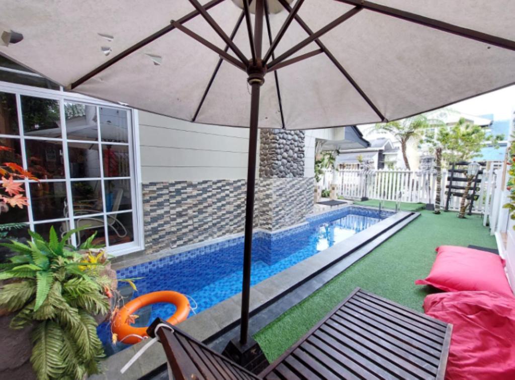 Villa puncak bogor 4 BR di kota bunga lengkap dengan kolam & biliard photo 3