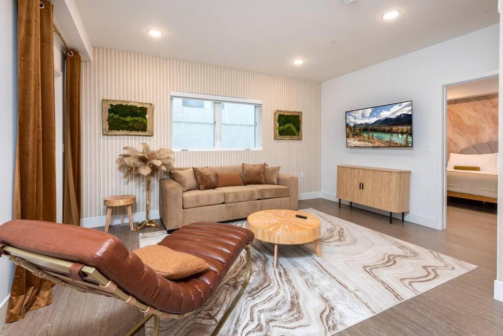 K-Town Modern 1 Bedroom Apartment with Parking image