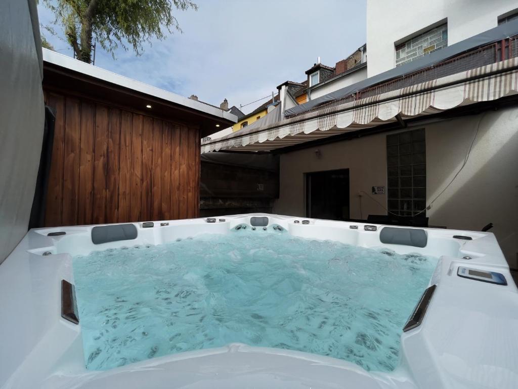Winter Oase Beheizter Whirlpool Sauna und Kamin - Tap to explore photos