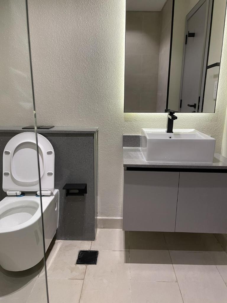 MAG 960 6 Mins TO BURJ KHALIFA FREE CHAUFFEUR SERVICE FOR ALL BOOKINGS 7 DAYS AND MORE TO AND FROM APPARTMENT FROM AIRPORT DXB ,LUXURY QUALITY,COMPLIMENTARY GUEST WELCOME PACK photo 4