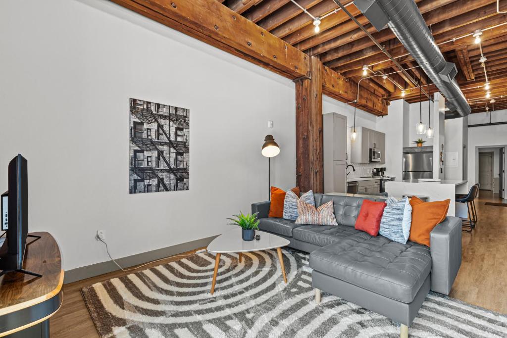 1BR Riverfront Loft-Parking-G208 image