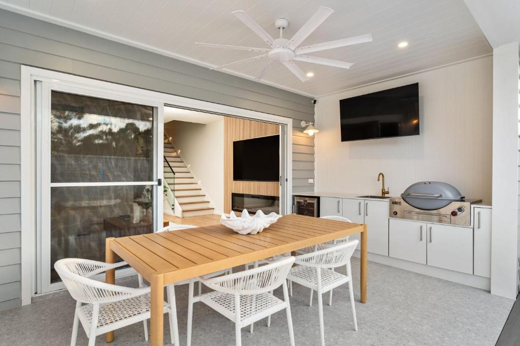 Paradise, 1-2B Bagnall Ave - water views, air con, Wi-Fi, Dog Friendly photo 2