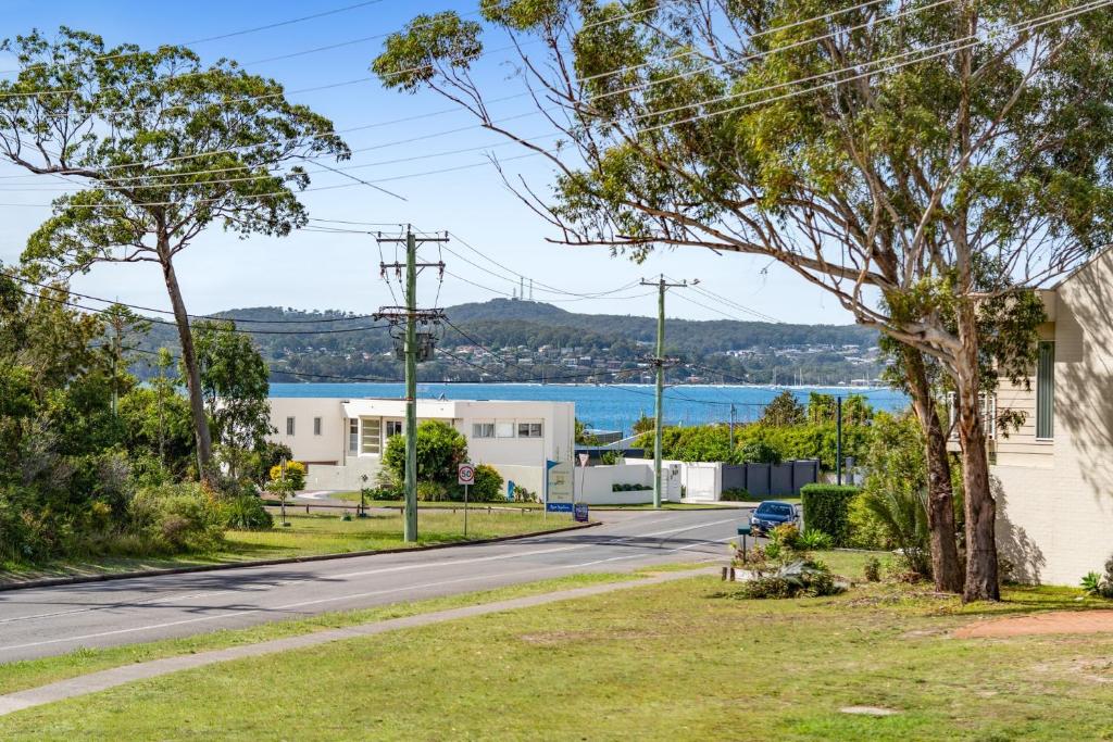 Paradise, 1-2B Bagnall Ave - water views, air con, Wi-Fi, Dog Friendly photo 1