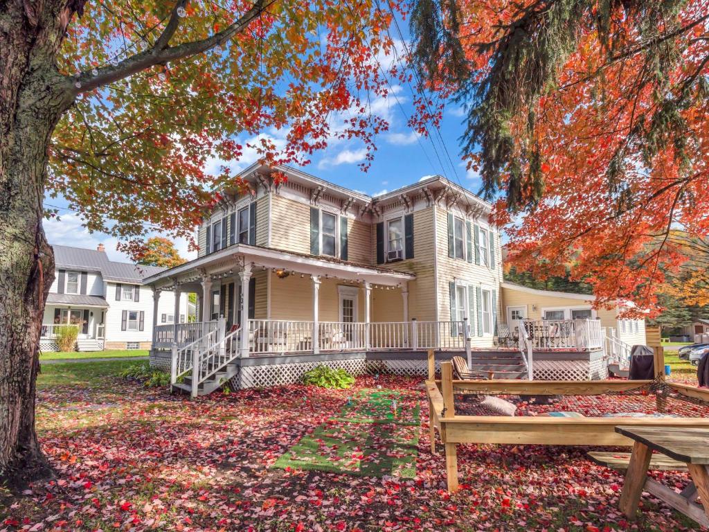 The Kelly House - 4 BR Historic Lodge - Downtown image