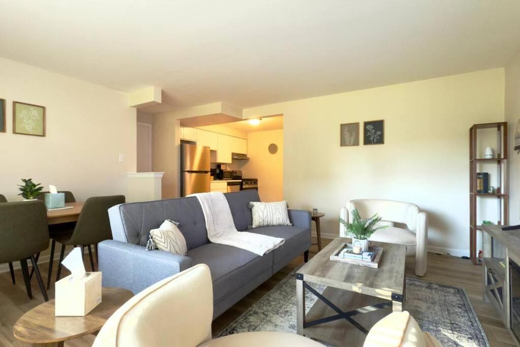 Sleek 1BR Getaway Ideal Spot Near O'Hare image