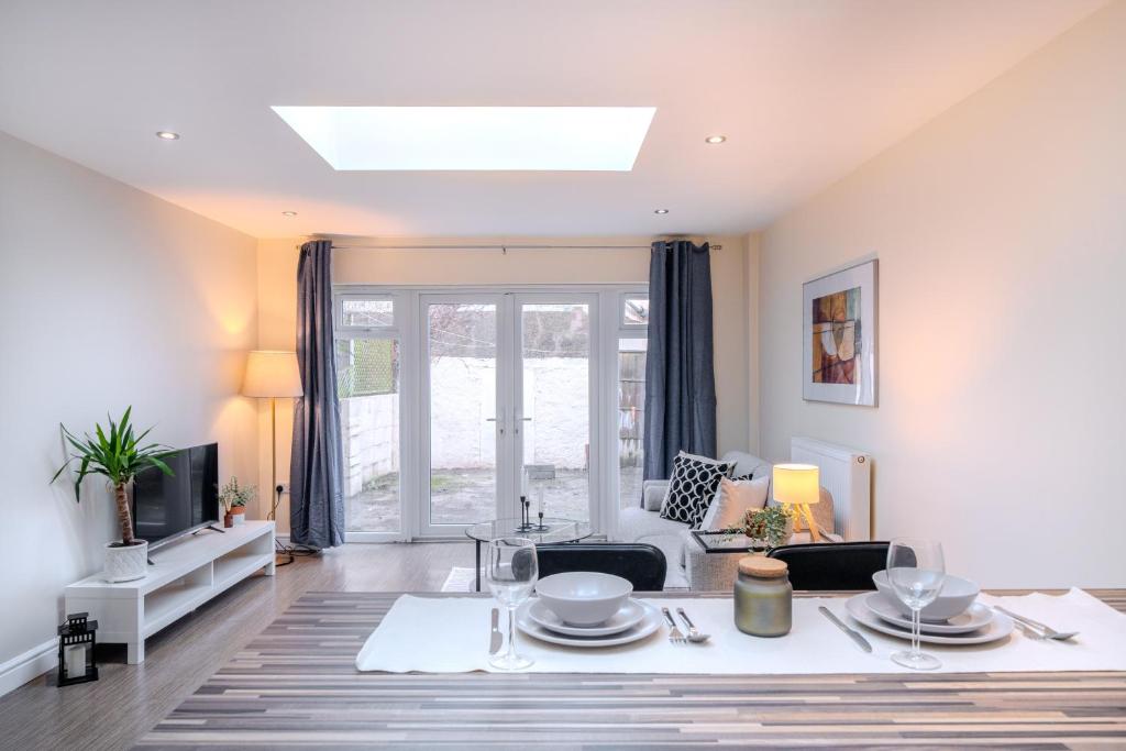 351A Fishponds Road - Tap to explore photos