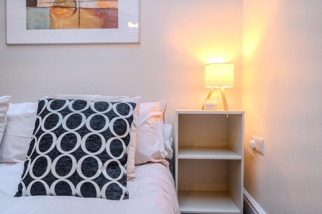 351A Fishponds Road - Tap to explore photos