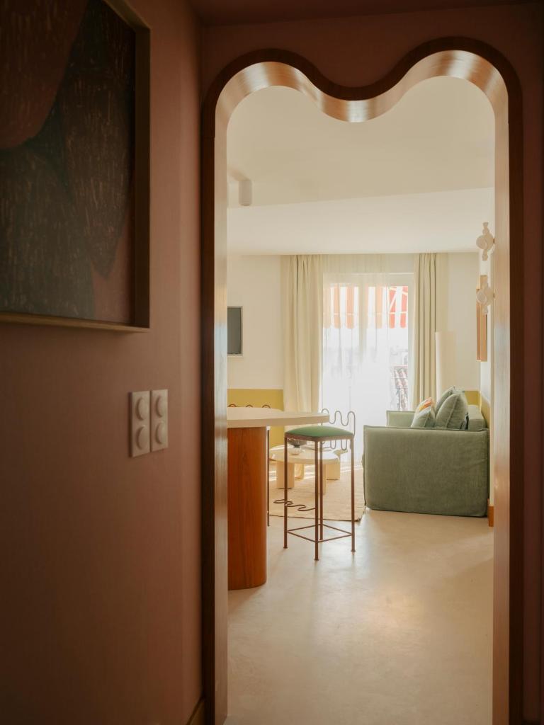 Edgar Suites Cannes - Rue d'Antibes - Tap to explore photos