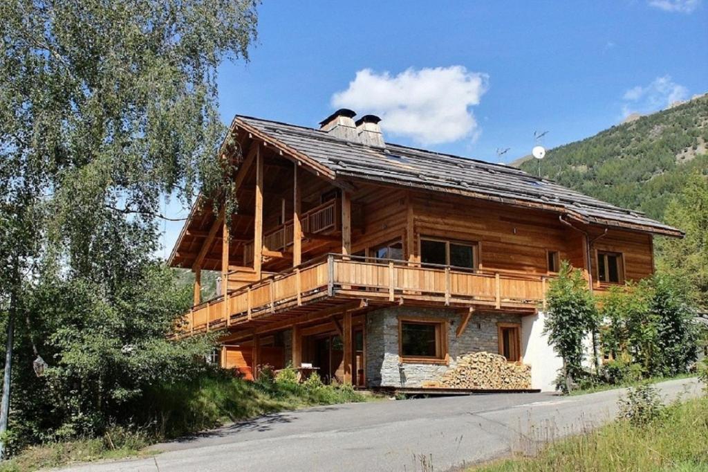 Chalet Prestige cheminée vue excep serrechevalierholidays photo 1
