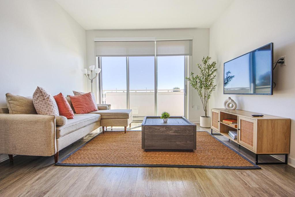Stylish & Spacious 2BDR & 2BTH in Santa Monica image