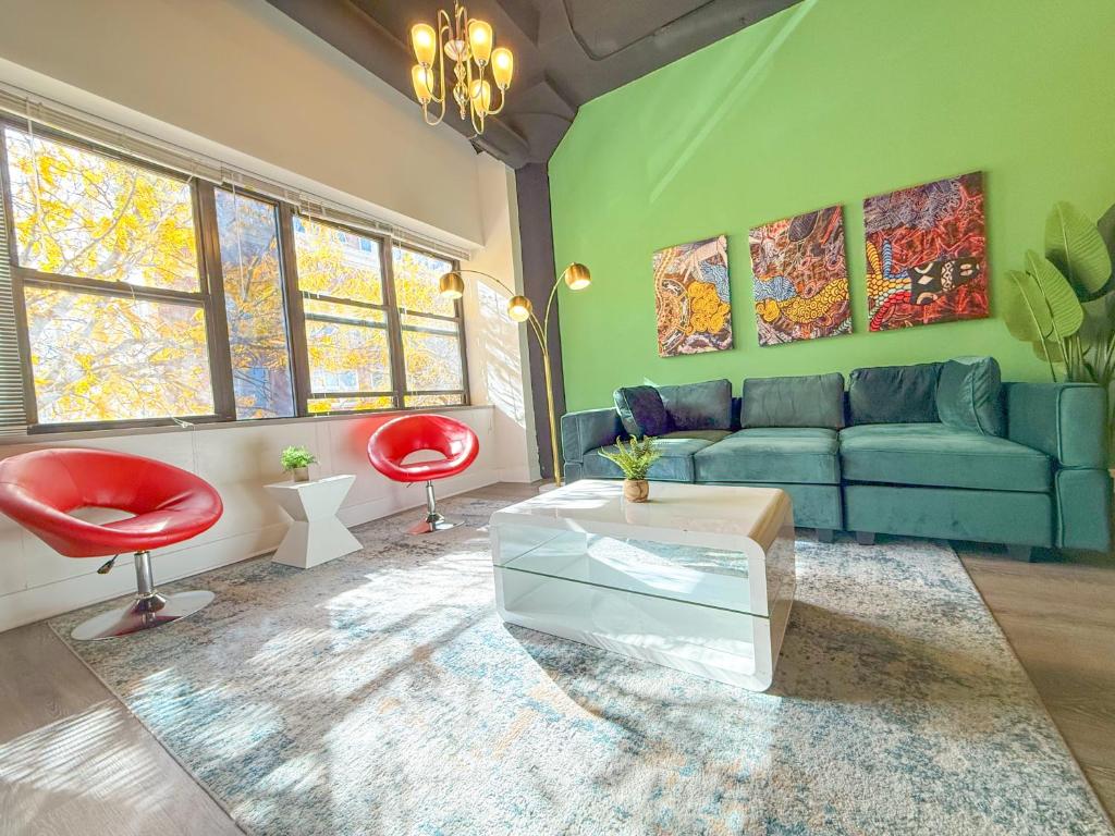 McCormick Place spacious 3br-2ba designer suite with optional parking for 10 guests image