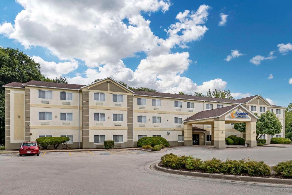 Comfort Inn & Suites East Moline near I-80 image