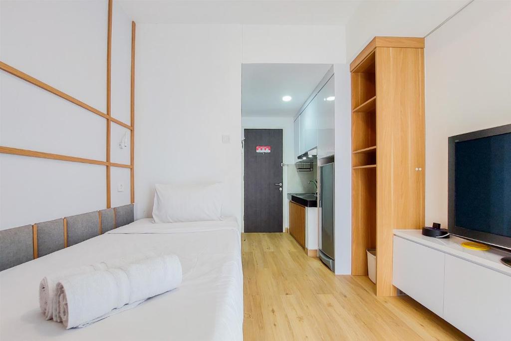 Homey and Cozy Stay Studio Room at Serpong Garden Apartment By Travelio