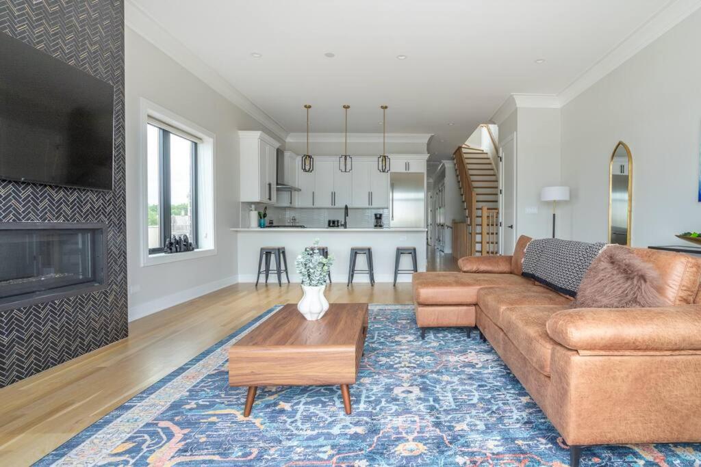 Large 2-Bedroom with Huge Roof Deck view of Chicago Skyline image