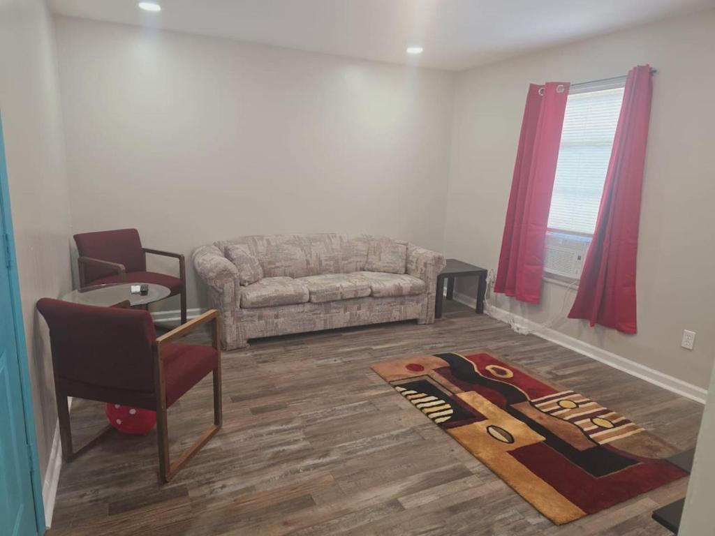 Comfy 1BR Apt. in Pleasant Ridge image