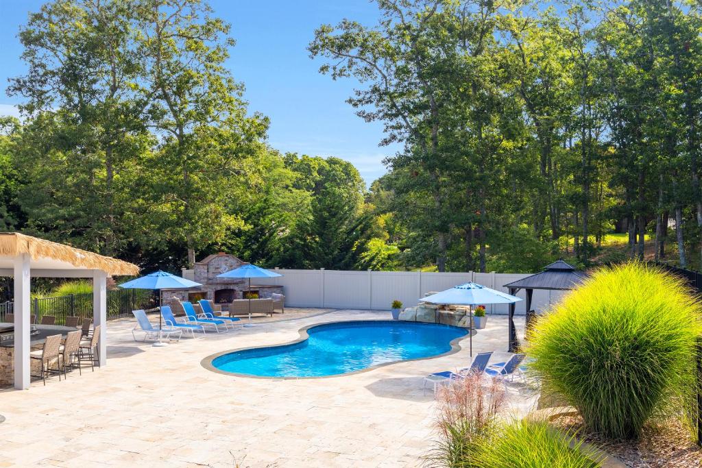 Cape Cod Compound image