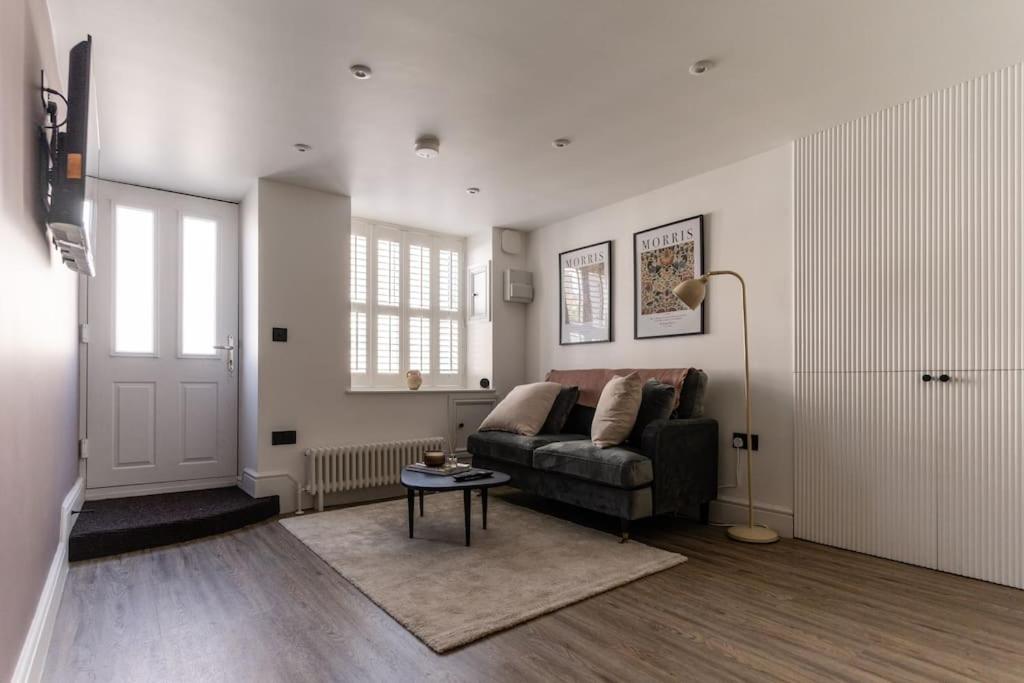 Tiny House, Stunning 1 Bed, Super King, Freestanding Bath, Parking - Tap to explore photos