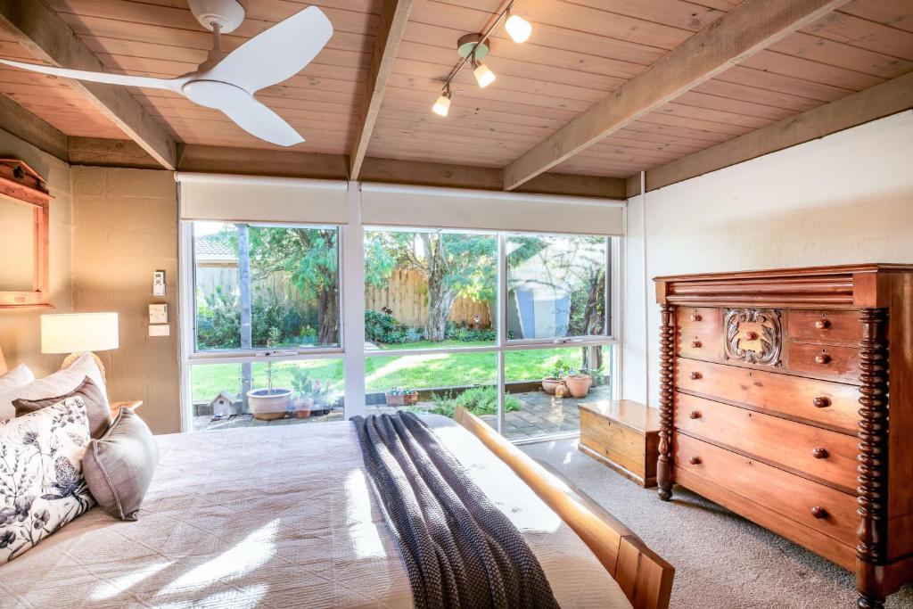 Coastal Couple Retreat - Gas Log Fireplace - Sleeps 2 - Ocean Grove photo 4