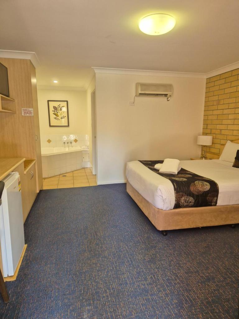 Cotswold Motor Inn - Tap to explore photos