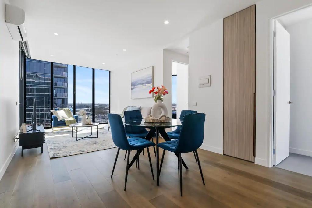 Gorgeous 3BR Apt w Stunning Bay Views and 2 Car Park photo 3