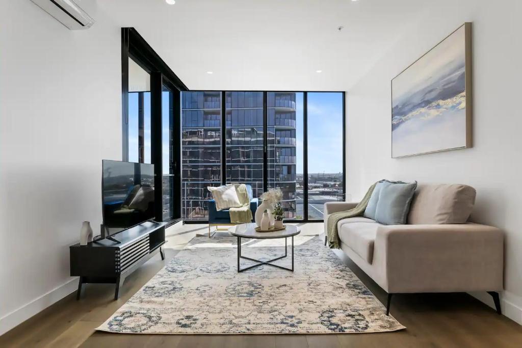 Gorgeous 3BR Apt w Stunning Bay Views and 2 Car Park