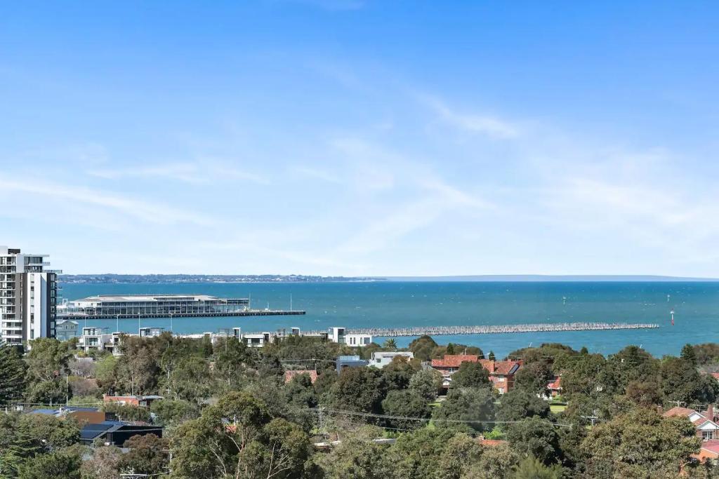 Gorgeous 3BR Apt w Stunning Bay Views and 2 Car Park photo 4