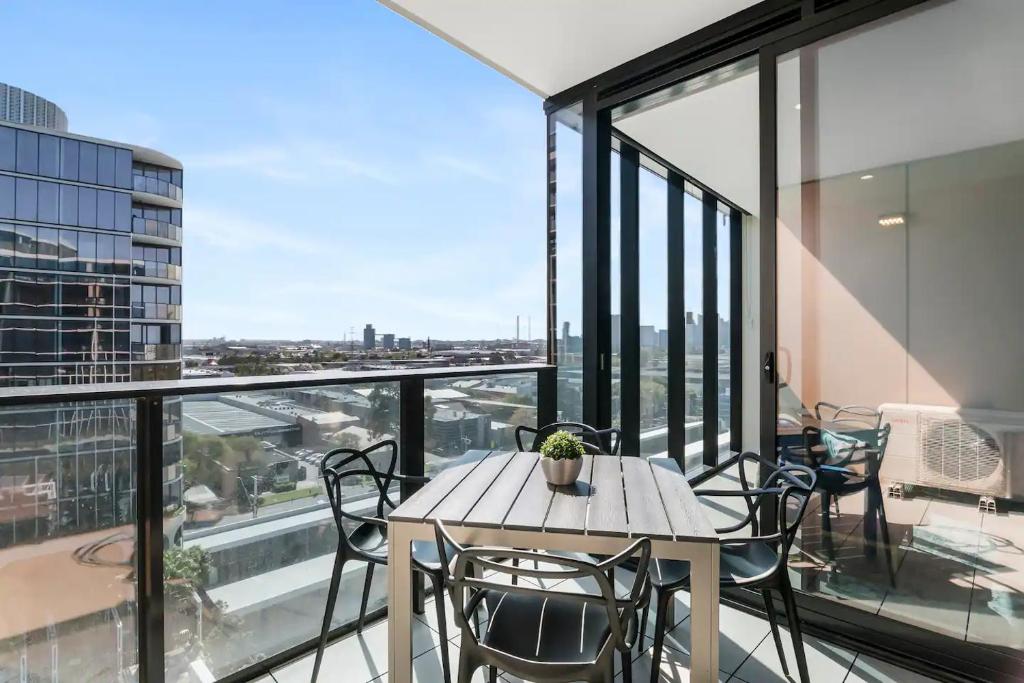 Gorgeous 3BR Apt w Stunning Bay Views and 2 Car Park photo 1