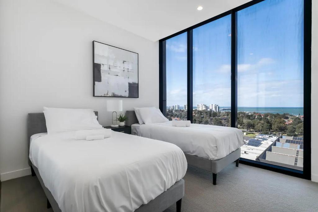 Gorgeous 3BR Apt w Stunning Bay Views and 2 Car Park photo 2