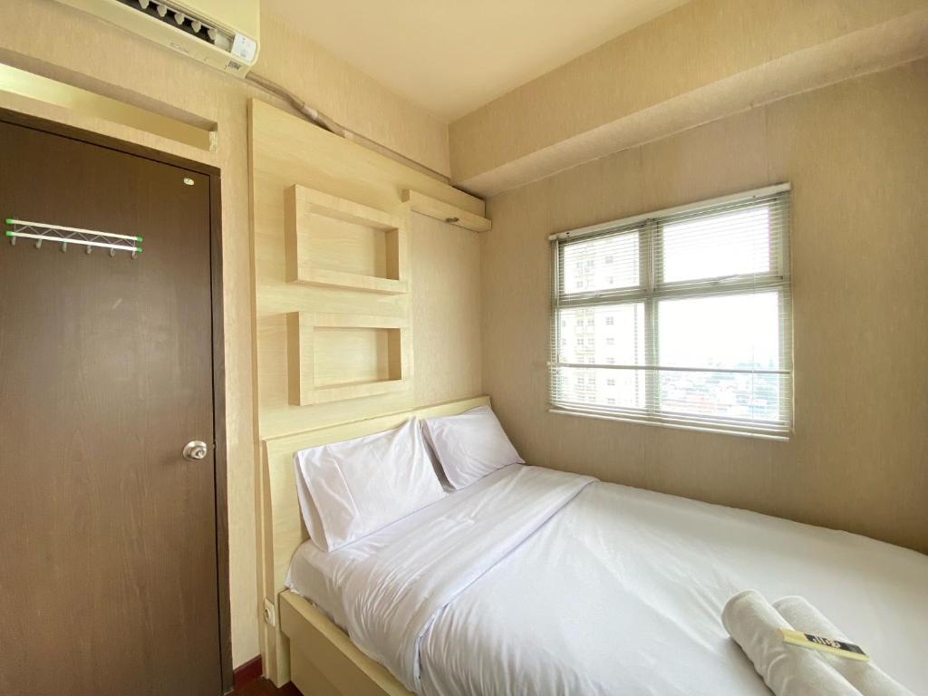 Rooms of Cozy and Spacious 2BR at Suites @Metro Apartment By Travelio